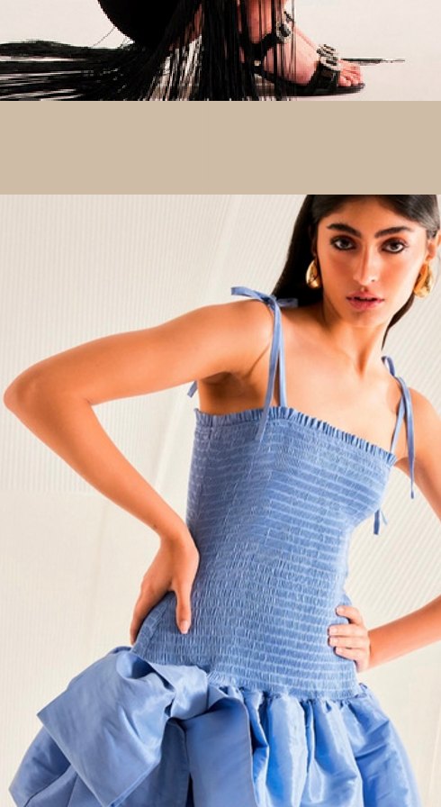 Modelo con vestido azul de volumen fruncido.