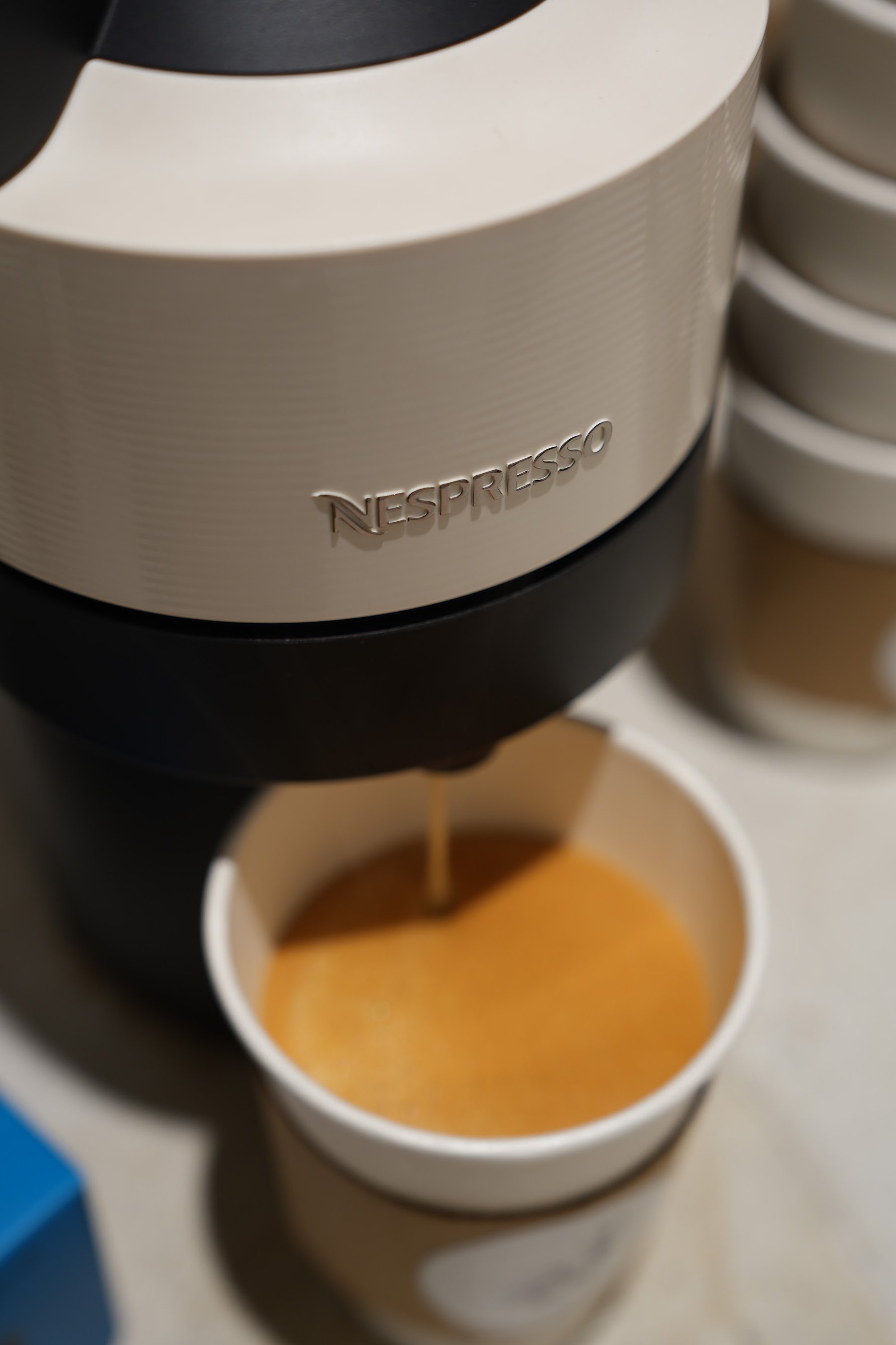Café sirviéndose en un vaso de la marca en la estación Nespresso.