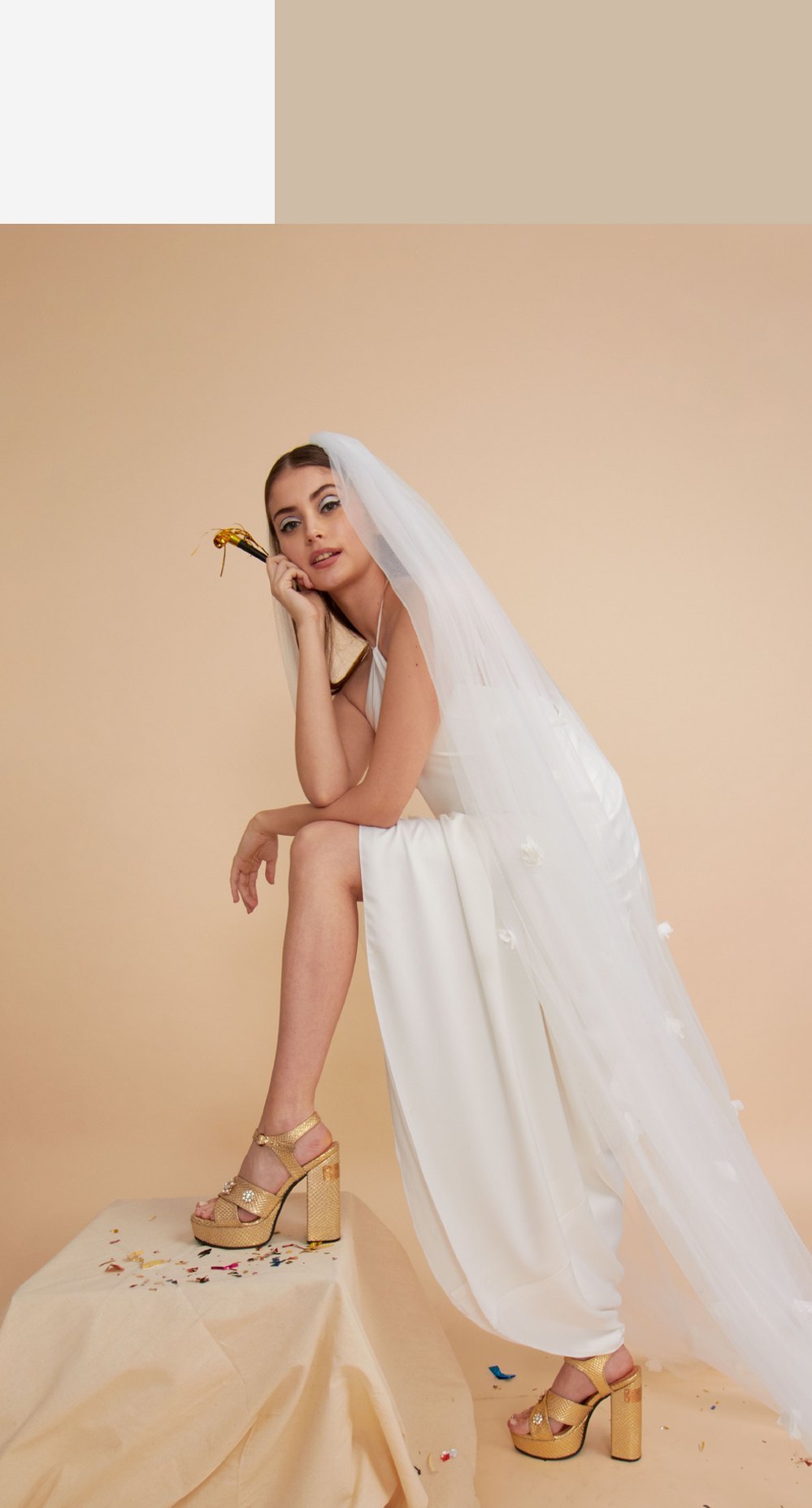 Modelo con velo de novia y sandalias doradas de plataforma.