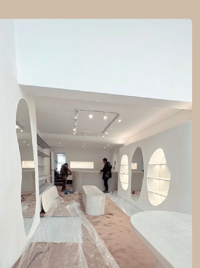 Interior de la tienda durante la obra, con los nichos ya construidos.