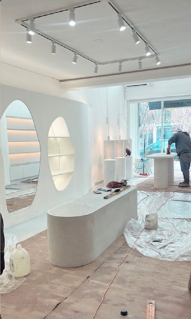 Trabajos de terminación e iluminación en la sala.