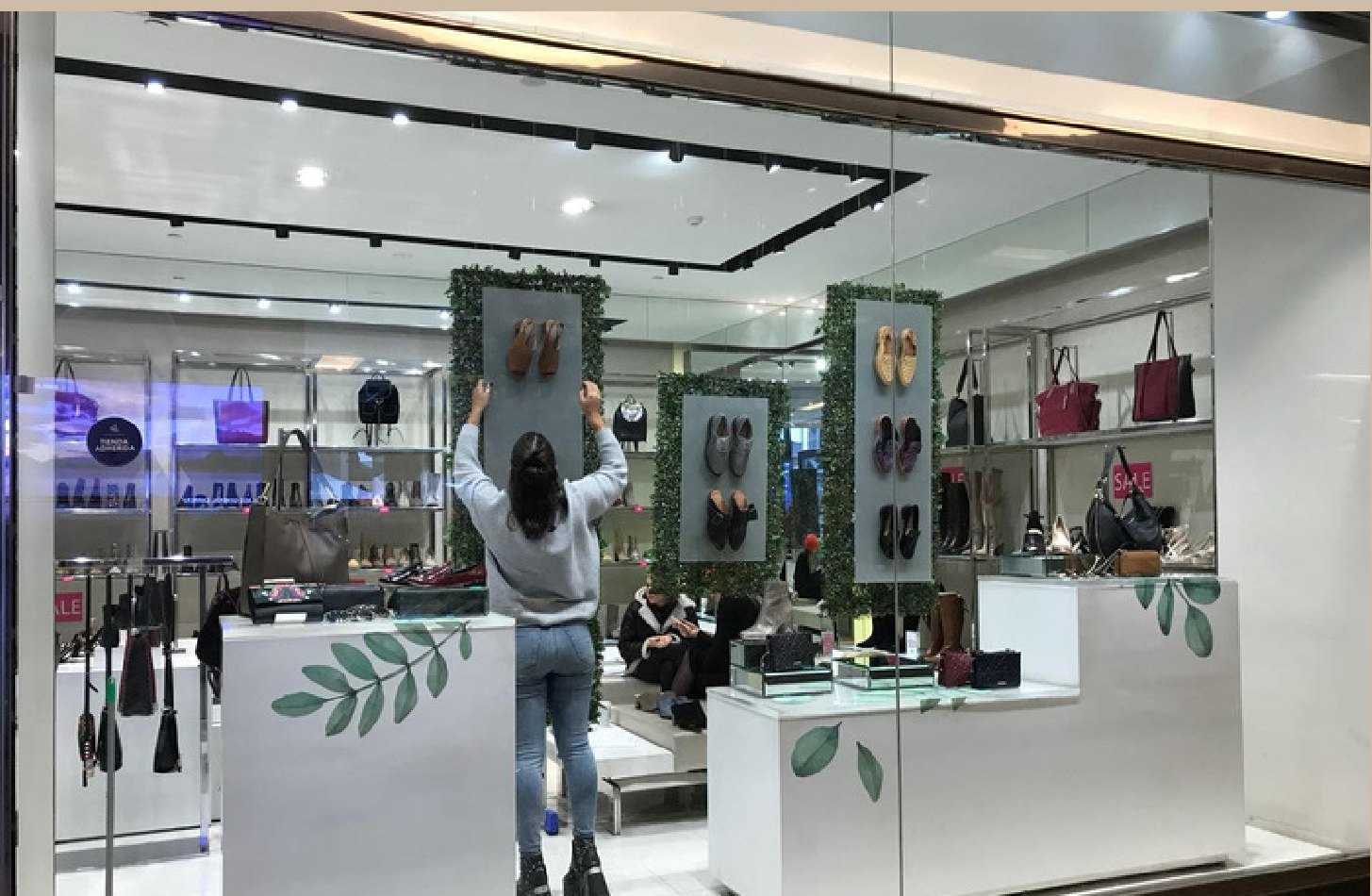 Montaje de la vitrina en el interior de la tienda del mall.