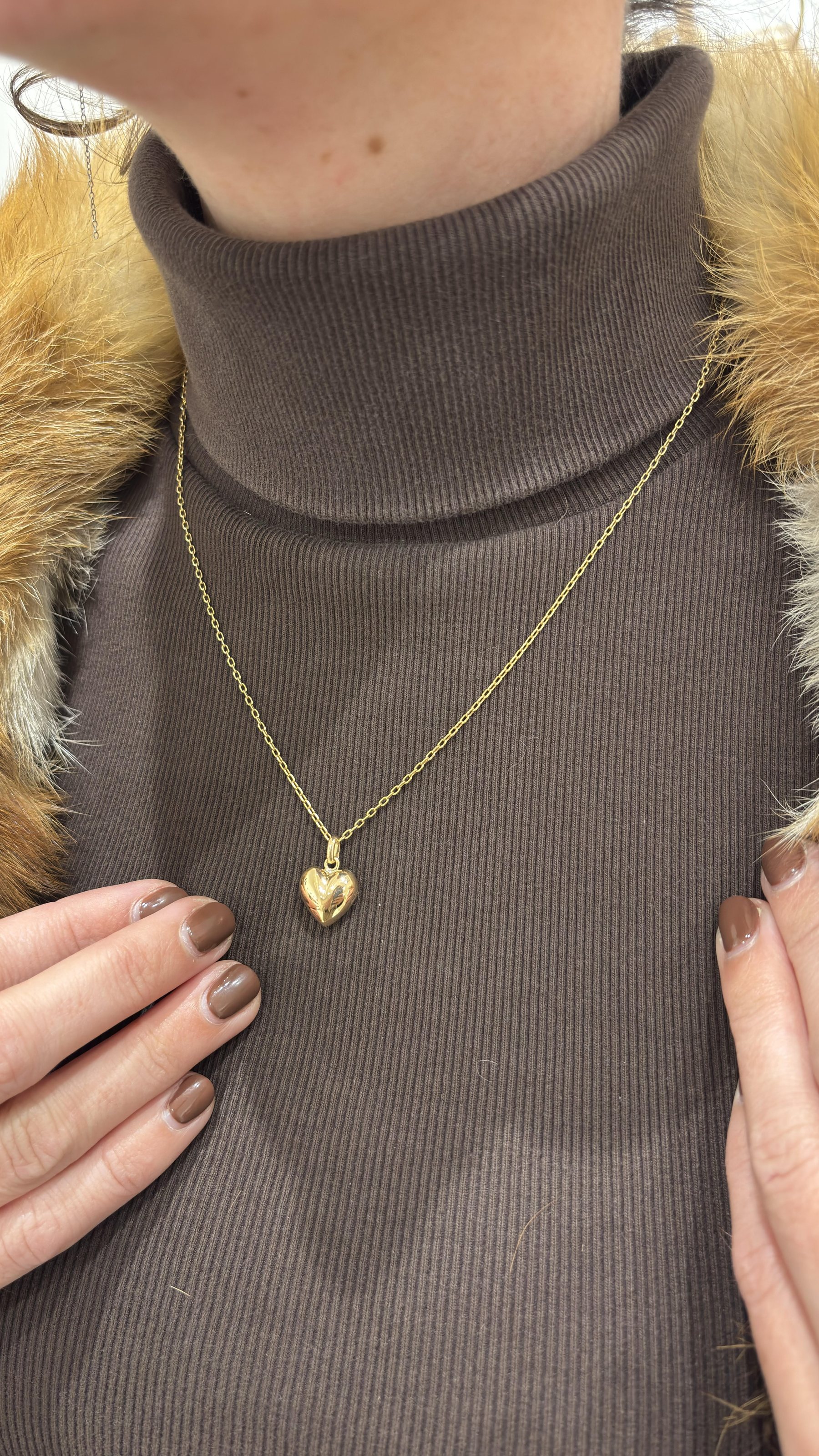 Collar con dije de corazón en oro.