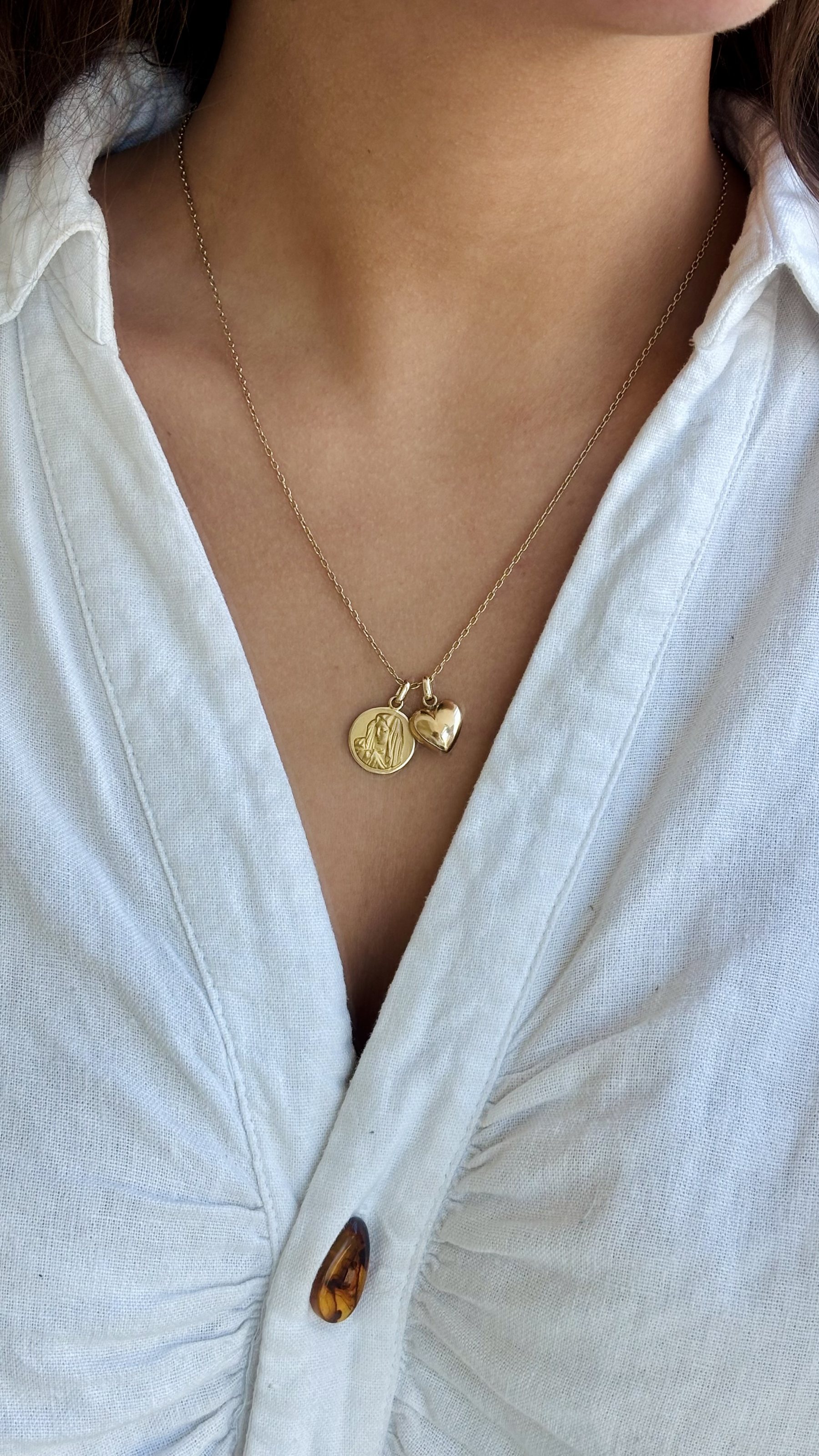 Detalle de piezas de joyería fina en oro.