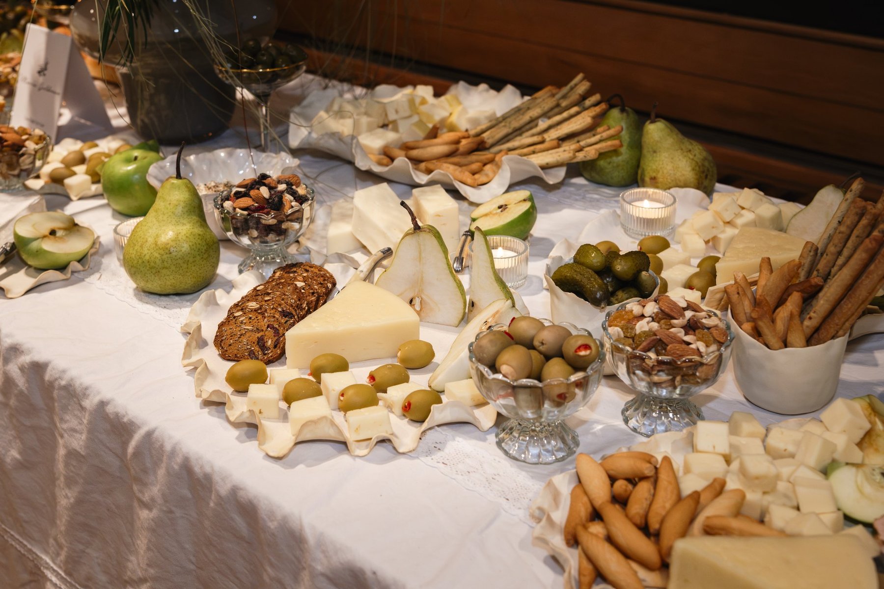 Tabla de quesos y charcutería montada sobre la mesa.