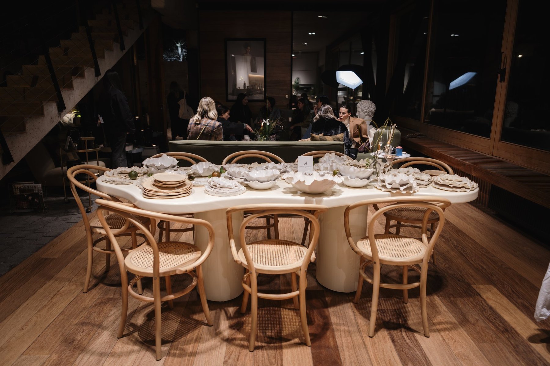 Mesa redonda montada con sillas de ratán en el interior de la casa.