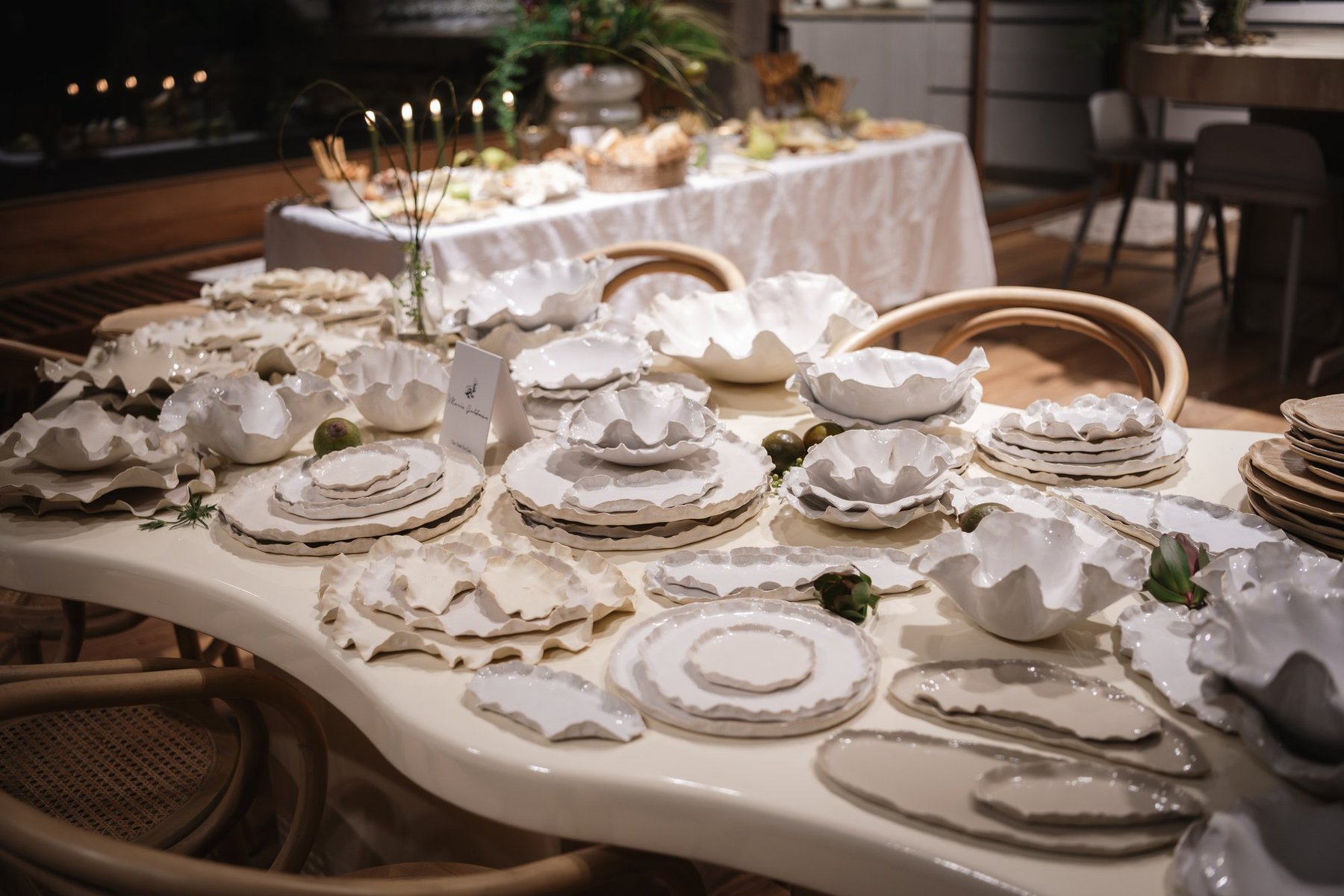 Detalle de la mesa con vajilla de cerámica en forma de conchas.
