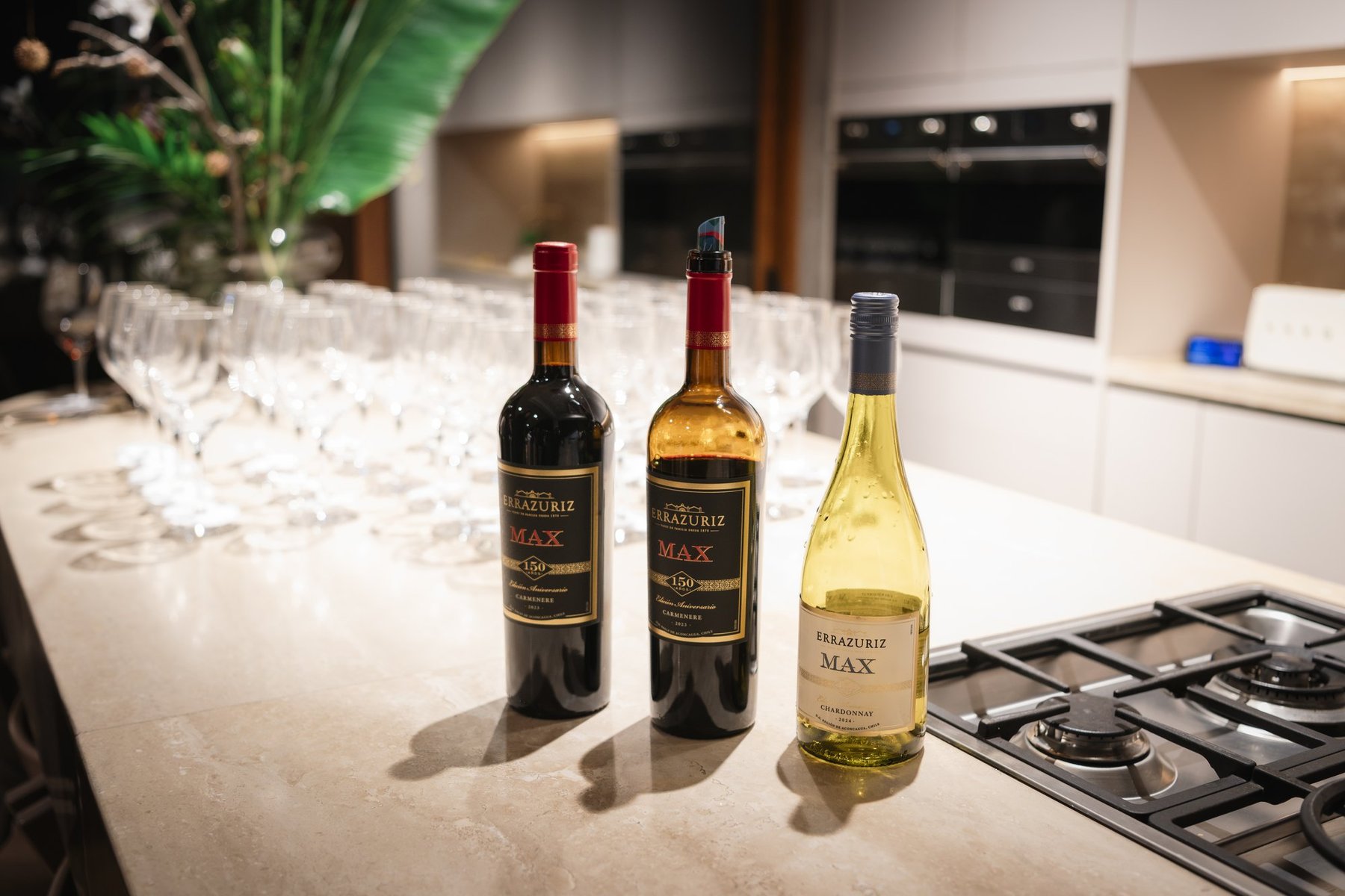 Botellas de vino dispuestas sobre la encimera de piedra de la cocina.